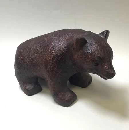 Skulptur Björn av Carl Roos Hammerdal snidat trä höjd ca 13cm längd ca 20cm etikettmärkt. 