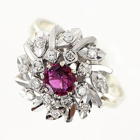 Ring diamanter 8/8-slipade 16 x ca 0,01ct, röd sten, stl:17, skena 2mm, vitguld, mindre sprickor och nagg i röd sten, gravyr, 18K   Vikt: 4,3 g