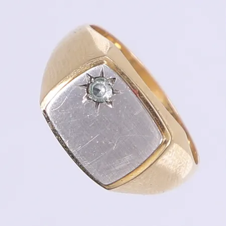 Klackring med vit sten samt vitguldsdetalj stl:18¾ bredd 4-11mm, gravyr, 18K Vikt: 5,8 g
