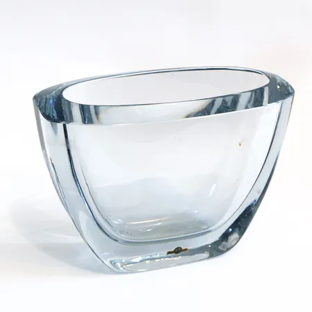Vas Strömbergshyttan, höjd:16cm, bredd:11,5x22,5cm, etikettmärkt, repor finns  Skickas med paket.