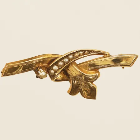 Brosch med pärlor längd 44mm, bredd 17mm, 18K  Vikt: 2 g