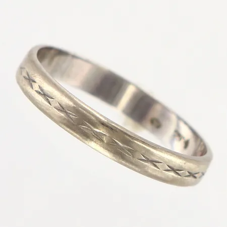 Ring med mönstrad dekor, stl 19½, bredd 4mm, vitguld, skev, graverad,18K Vikt: 3 g