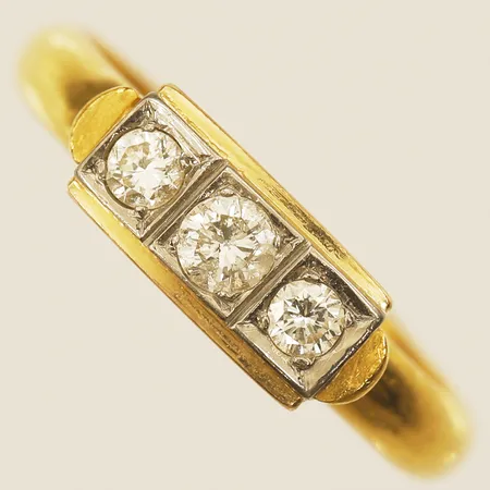  Ring med diamanter ca2xca0,10ct, 1x0,20ct, stl:19¼ bredd 6mm, gravyr infattning i 18K, skena i 23K  Vikt: 7,1 g