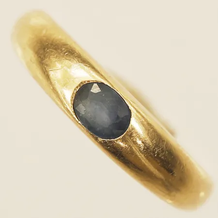 Ring med safir stl:17¼ bredd 2,5mm 14K Vikt: 3,9 g