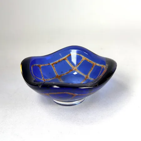 Liten skål, Orrefors Ravenna, Sven Palmqvist, diameter ca 9cm, höjd ca 4cm, signerad i botten 5950, 1974, mycket sliten, ett nagg på ovandel av kant ca 8x6mm, ett nagg på sidan av kanten ca 3x3mm Vikt: 0 g Skickas med paket.