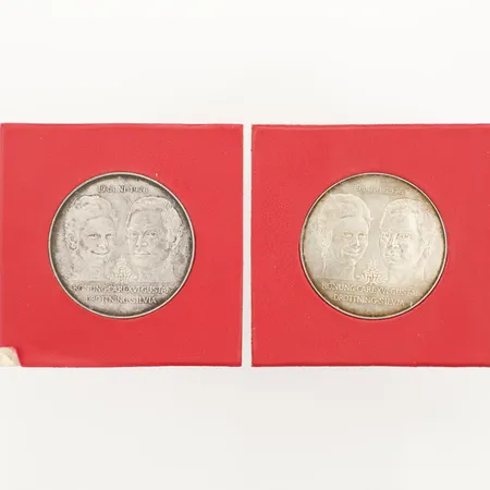 Två Jubileumsmynt 50kr, Ø36mm, Kungabröllopet 19 juni 1976 Konung Carl XVI Gustav och Drottning Silvia, etuier utan plastskydd Silver 925/1000 Vikt: 54,1 g