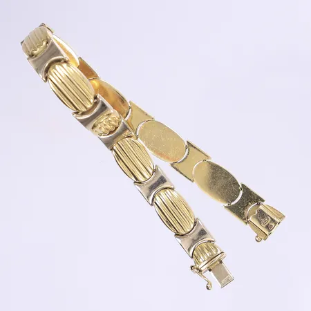 Armband 18,5cm bredd 8mm, ihålig, repig, 18K Vikt: 18,1 g