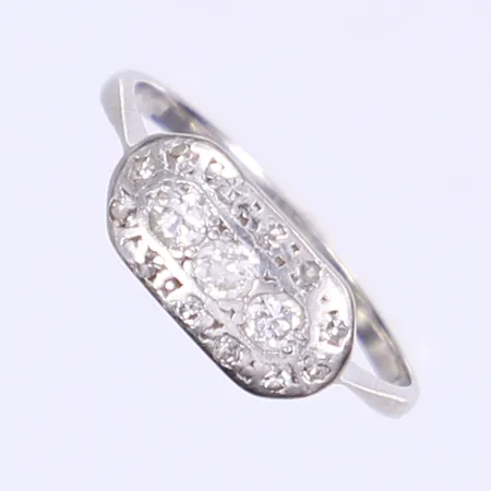 Ring med diamanter 3x ca 0,05ct 12x ca 0,01ct stl:16½, bredd 1,5-6mm, art deco-stil, importstämplad, bortnötta stämplar, vitguld 18K Vikt: 1,7 g