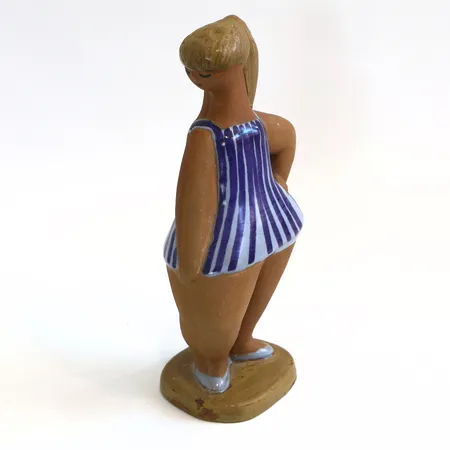 Figurin Dora Lisa Larson, Gustavsberg ur serien ABC-flickorna, höjd 27cm, glaserad stengodslera, signerad 