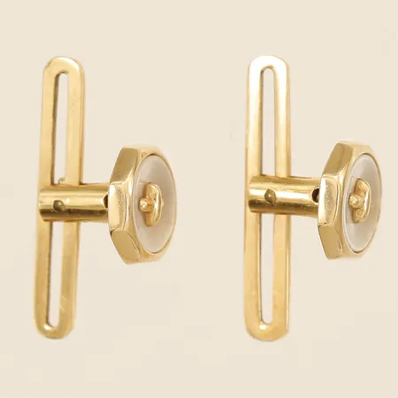 Ett par manschettknappar med pärlemor Ø8mm 18K Vikt: 2,2 g