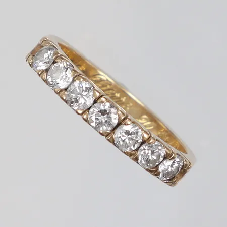 Ring med diamanter 7x0,07ct tot 0,49ct enligt gravyr, stl:15½, bredd 3mm, BÖS (Schalins Ringar AB) Östersund, hack i skenan, gravyr, 18K  Vikt: 3 g