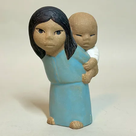 Figurin "Öst" Lisa Larson för Rörstrand, ur serien All världens barn, höjd 13cm, svaga stämplar, stengods 