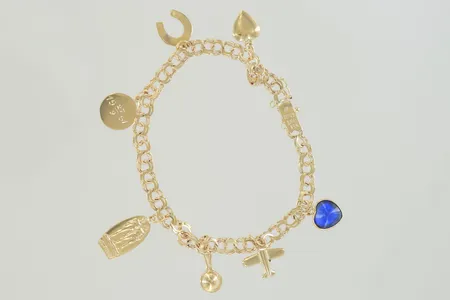 Armband bismark med berlocker längd 18,5 cm bredd 5mm, 18K  Vikt: 10,8 g