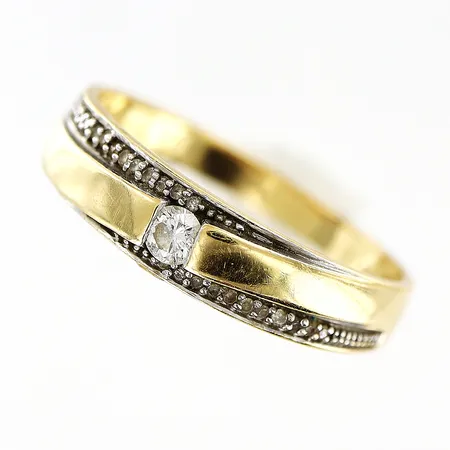 Ring Guldfynd med diamanter 0,13ctv enligt gravyr stl:½, bredd 2,5-4,5mm, 18K Vikt: 2,6 g