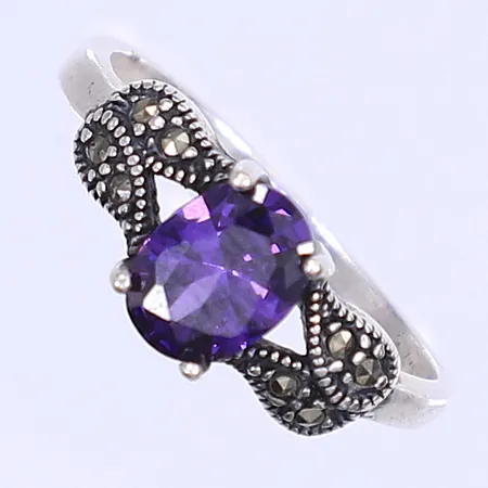 Ring med lila sten stl:18 bredd 2-7mm silver 925/1000  Vikt: 2,8 g