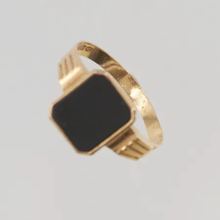 Ring stl:21 bredd 12mm onyx, skev skena 18K 3,3g.