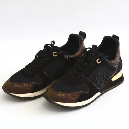 Ett par skor, Louis Vuitton, Run Away, storlek 39, numrerade: GO0159, svart mocka, läder samt monogramcanvas, sula i svart gummi med gulddetaljer, klackhöjd ca3 cm, bruksslitage, slitage på kappa, nött på lacken, originalkartong, dustbag samt påse  