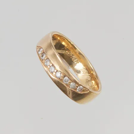 Ring med 8x diamanter totalt 0,16ctv stl:17¼ bredd 5mm gravyr 18K 5,4g.