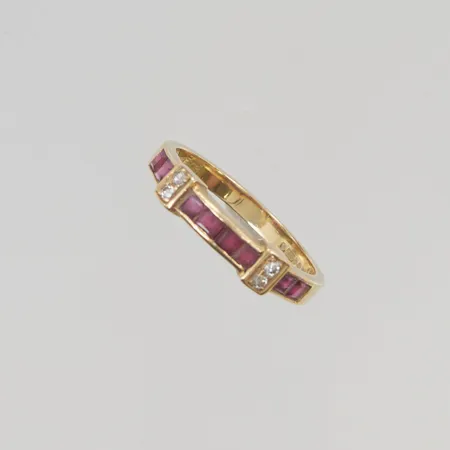 Ring med diamanter 4x ca 0,01ct samt rubiner 8x ca 0,05ct, stl:17 bredd 3-4mm engelska stämplar, 18K 2,7g.