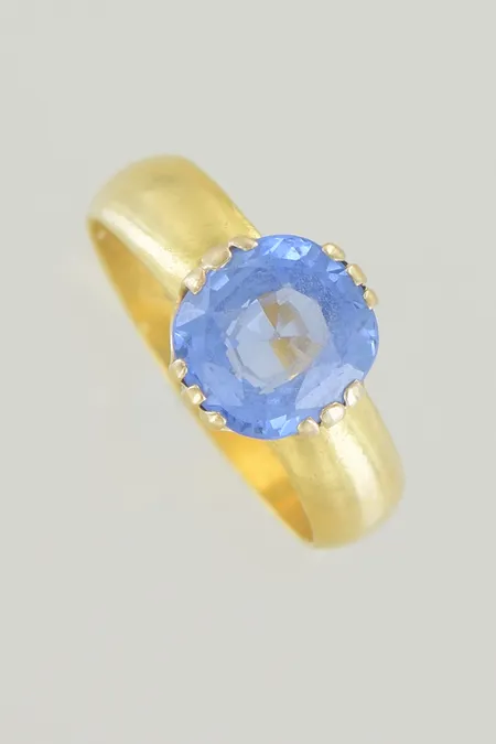 Ring med sten stl:19 bredd 5,3 mm, graverad 23K  Vikt: 7,7 g