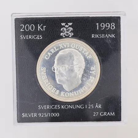 Minnesmynt Carl XVI Gustaf Sveriges konung i 25 år 1998, nominellt värde 200kr, etui Sveriges Riksbank, silver 925/1000 Vikt: 27,3 g