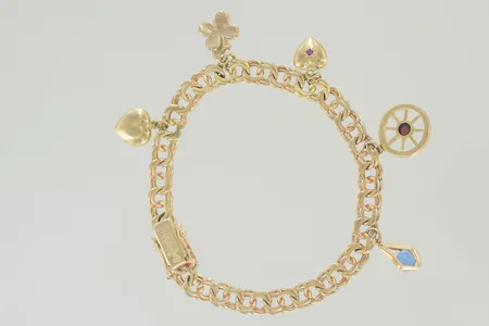 Armband bismark med berlocker längd 18,5 cm bredd 3,2 mm,18K Vikt: 18,7 g