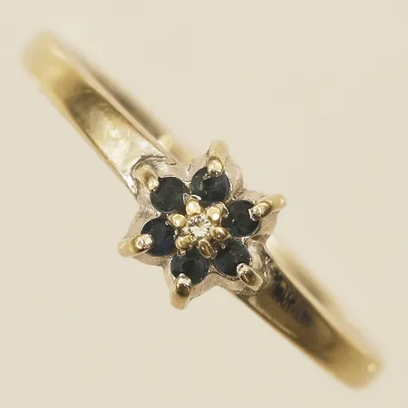 Ring med diamant 1x0,005ct samt blå stenar stl:15¾, bredd 1,2-1,9mm vitguld 18K Vikt: 2,4 g