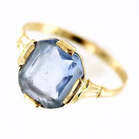 Ring med blå sten stl:17, skena 15mm, sten 10,5 x 9,5mm, något skev skena, repor på sten, 18K Vikt: 1,9 g