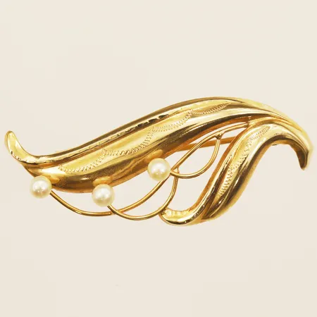 Brosch med pärlor längd 45mm, bredd 18mm, 18K  Vikt: 2,8 g