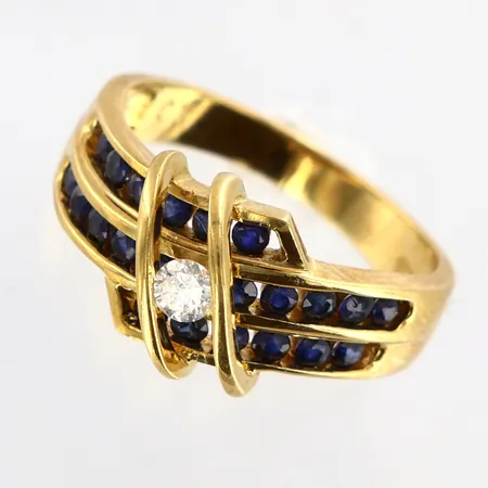 Ring med diamant samt troligtvis syntetiska blåa safirer, 0,10ctv, stl:16½, bredd: 2,5-10mm, 18K Vikt: 4,3 g