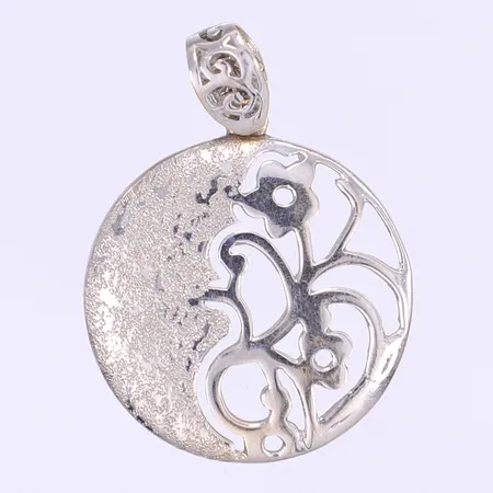 Hänge genombruten dekor 33x24mm, vitguld, 18K  Vikt: 4,8 g