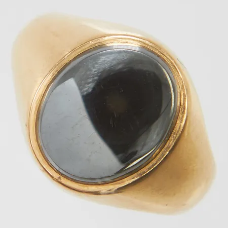 Klackring med hematitimitation, stl: 17¾, bredd: 3,4-14mm, svenska stämplar, 18K Vikt: 4,6 g
