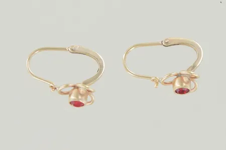 Ett par örhängen med sten längd 1,5 cm, 14K  Vikt: 1,2 g