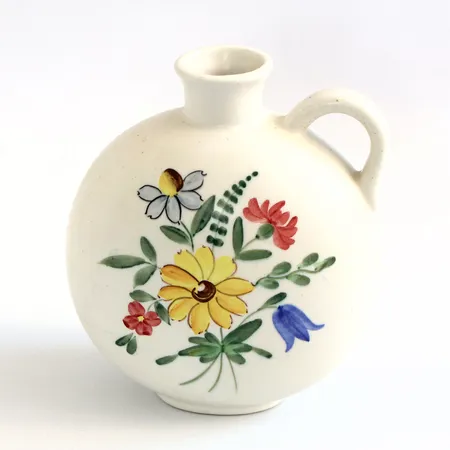 Vas med hänkel, höjd 16,5cm, bredd 14,5cm, Lars Thorén, Rörstrand, handmålat blommotiv på vitglaserat stengods lätt krackelerad