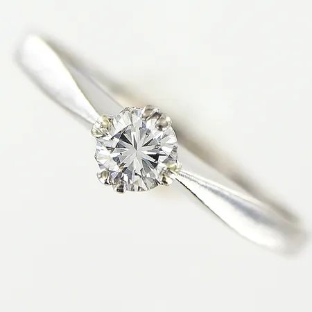 Ring med diamant 0,24ct enligt gravyr stl:17¼  bredd 1,5-4mm vitguld 18K Vikt: 2,2 g