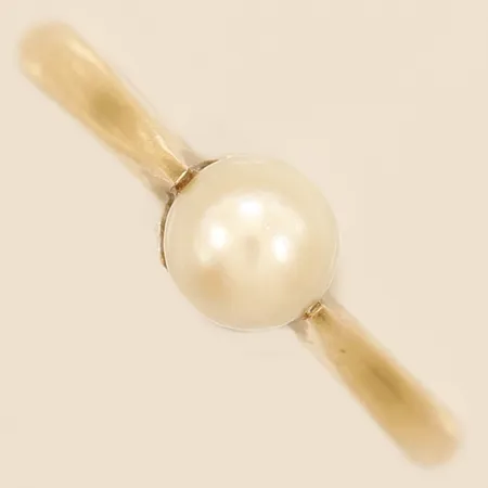 Ring med pärla stl 16¾, bredd 1,3mm 18K Vikt: 1,7 g