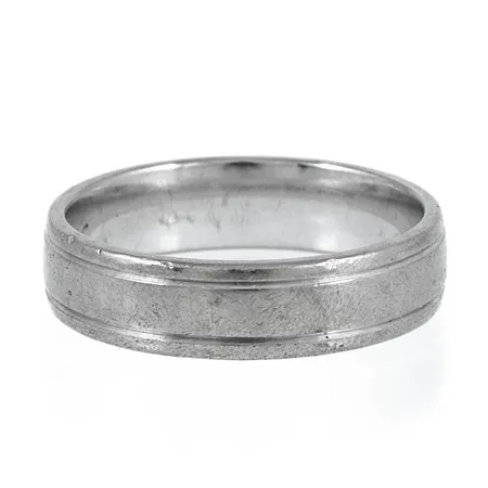 Ring stl:17¼ bredd 5mm, gravyr, vitguld 18K 5,8g. 
