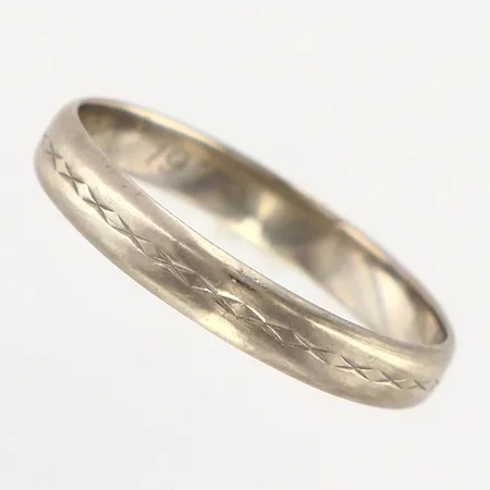 Ring med mönstrad dekor, stl 21, bredd 4mm, vitguld, skev, graverad, 18K Vikt: 4,1 g