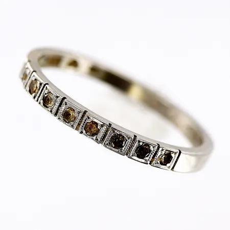 Ring med stenar vitguld stl:18¼, bredd 2mm, gravyr, 18K Vikt: 2,6 g