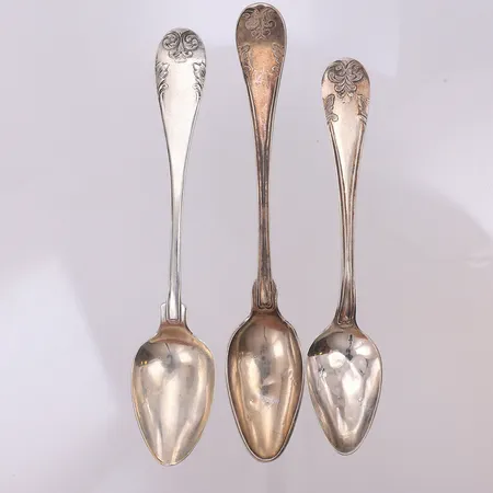 3 Udda skedar, gravyr, silver 830/1000 Vikt: 34,4 g