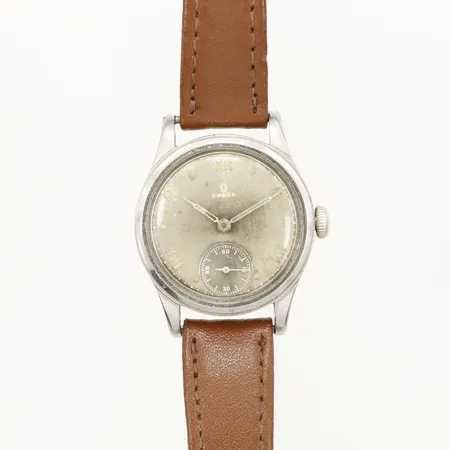 Armbandsur Omega stål manuell boett-nr:10440177 Ø30mm repigt glas, slitage på urtavla, läderband inkl boett 22cm, slitet band ca 40-tal.