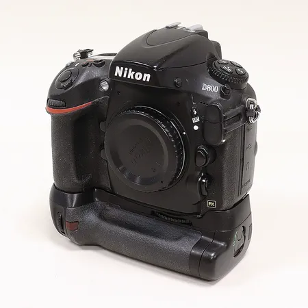 Kamerahus Nikon D800, serienr 6025014, batterigrepp Patona  premium series för Nikon D800, D800E, D810, D810A (MB-D12H), batteriladdare Nikon MH-25a, serienr 1712044496G, 1 batteri Nikon EN-EL15, 1 minneskort Cloudisk 64 GB, inga övriga tillbehör. Skickas med postpaket.