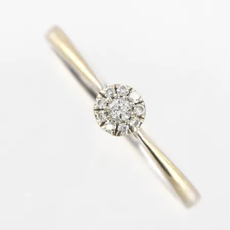 Ring med diamanter, stl:17¼, 1x0,03ct, 9x0,0075, bredd: 2-4mm, vitguld, i behov av omrodiering, 18K Vikt: 1,9 g
