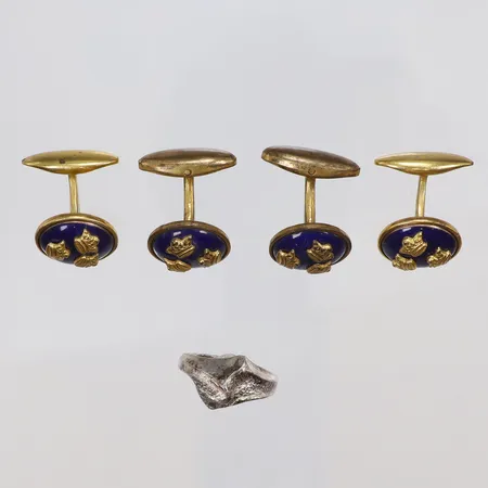 Två par Manschettknappar med "Tre Kronor", Lagerströms gulmetall och blå emalj, troligen flottan/polisen, 1900-talets första hälft samt ring i tenn, Börje Tennung Borås 