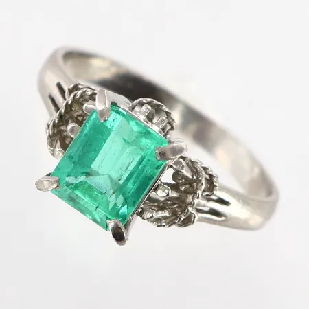 Ring med grön sten, stl:17, bredd: 2-9,5mm, Platina Vikt: 4 g