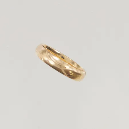 Ring stl:17¼ bredd 4mm gravyr 18K 3,7g.