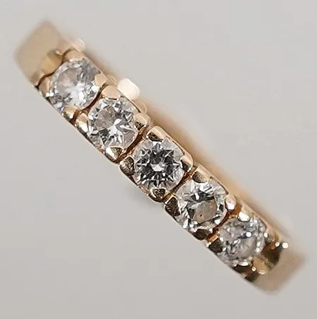 Ring med diamanter 5x 0,08ct gravyr Stl: 17 bredd 2,9mm 18k 3,2g Vikt: 3,2 g