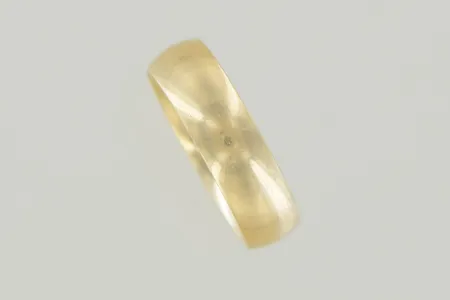 Ring, Ø 18¼ mm, bredd 6 mm, graverad, 18K Vikt: 7,6 g