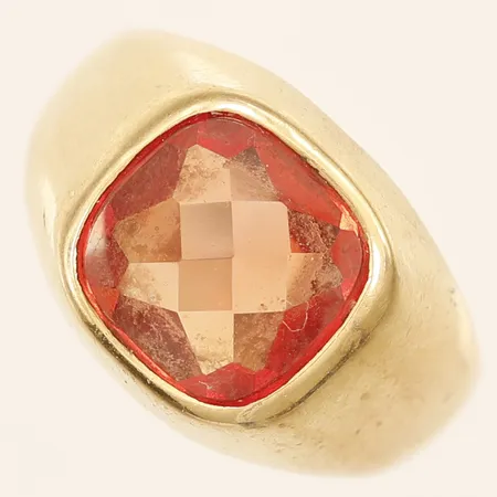 Ring med orange sten stl:16¼ bredd 2,6mm 18K Vikt: 4,1 g
