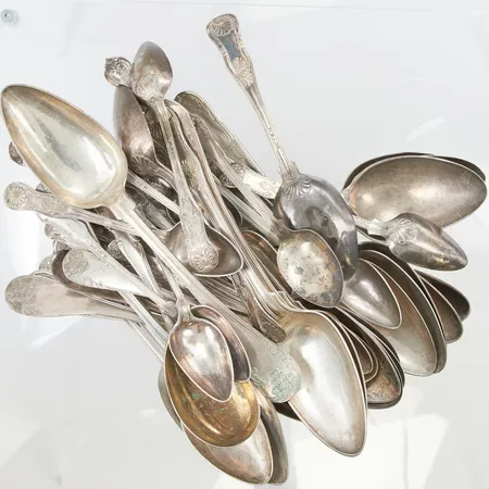 45 skedar i olika modeller och storlekar buckliga gravyr silver Vikt: 1749,4 g
